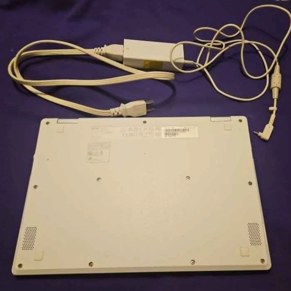 2017 Acer White Chromebook Laptop with Charger